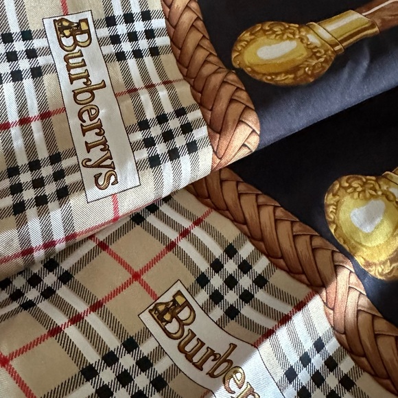 Authentic Burberry scar - Picture 9 of 9